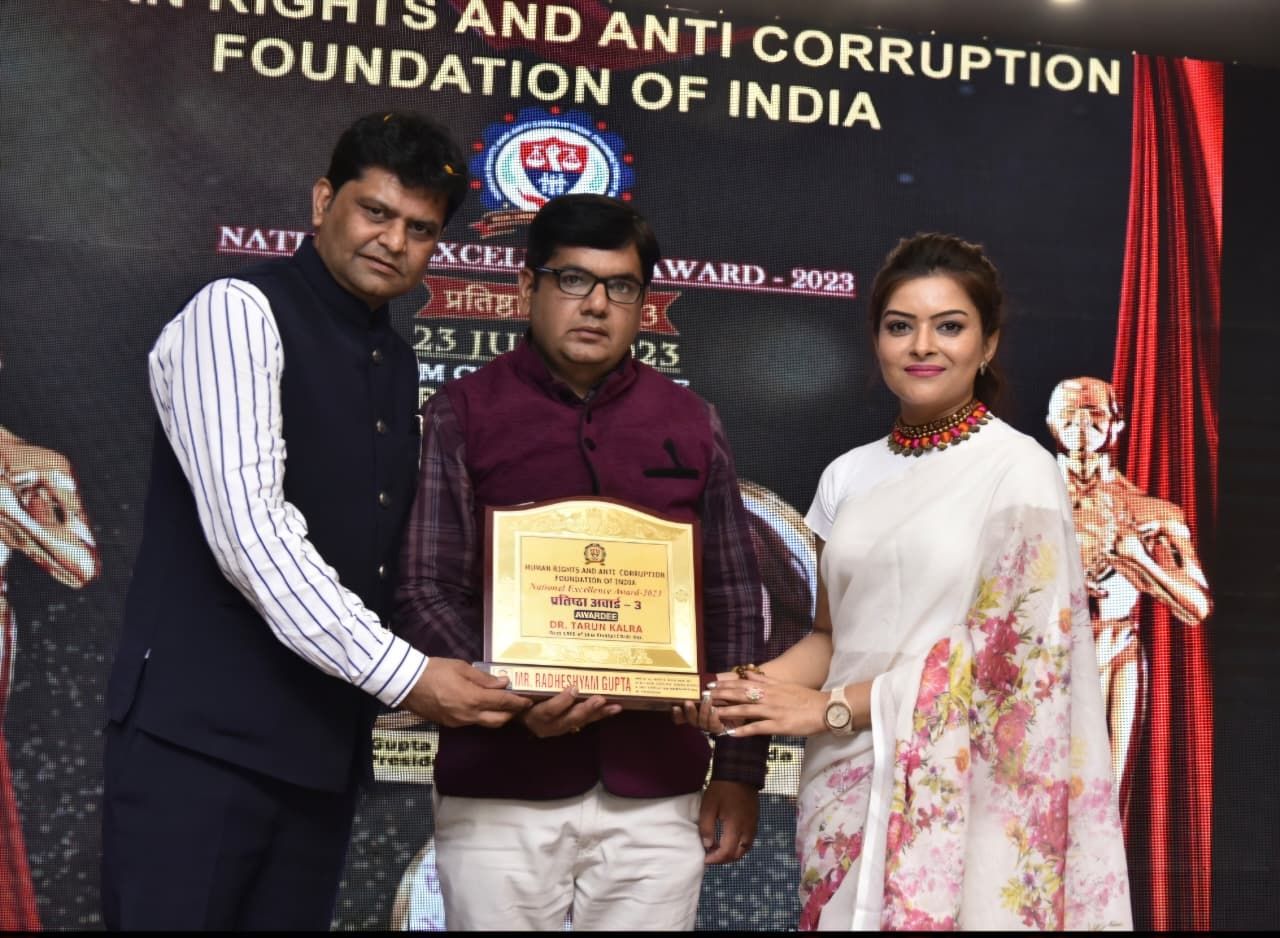 Dr. Tarun Kalra being felicitated at a dental event